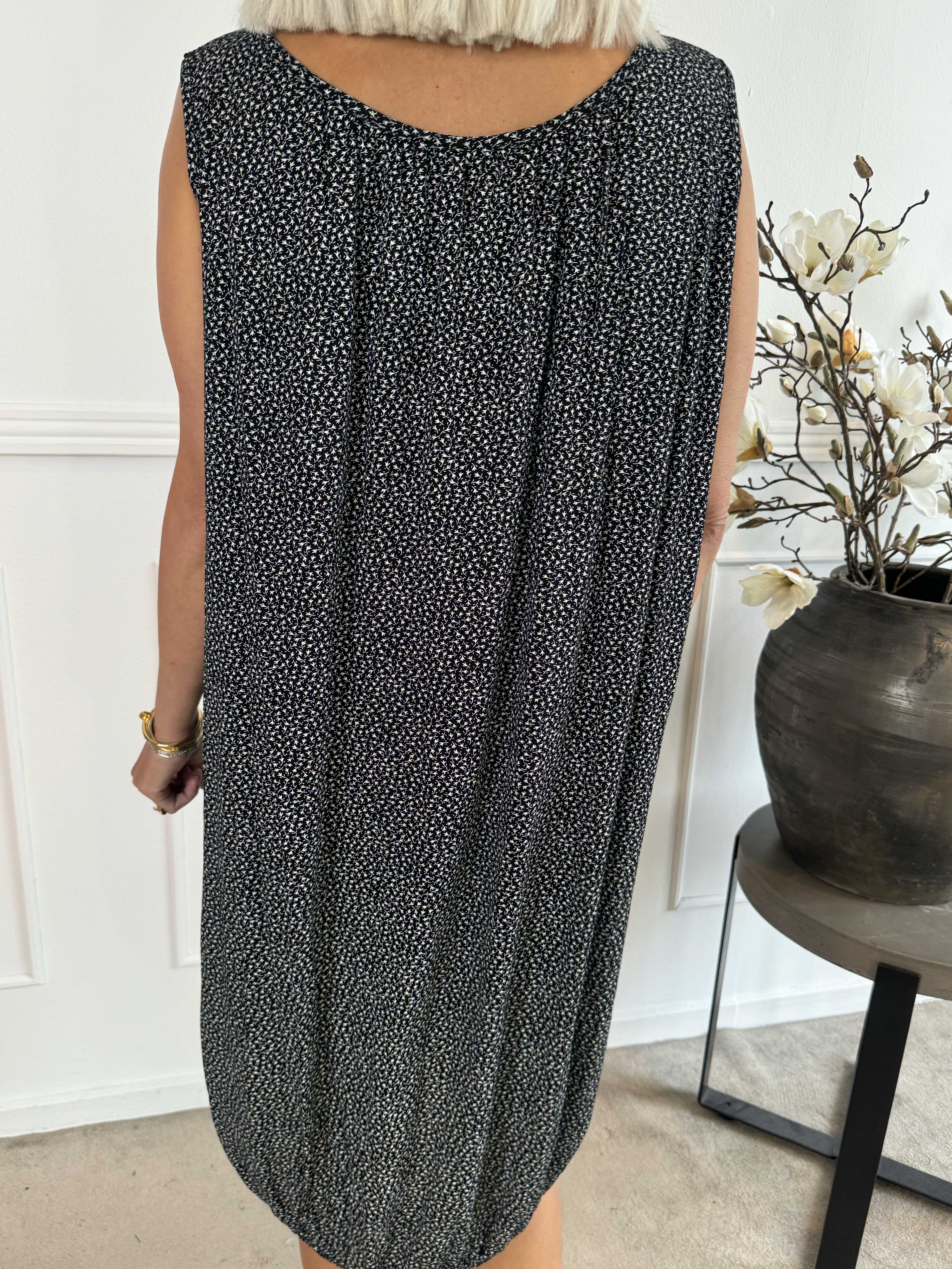 Miracle Flower Sleeveless Dress - Kjole i viskose med elastik forneden